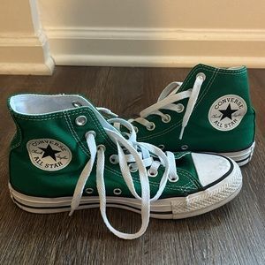 Kelly green converse!